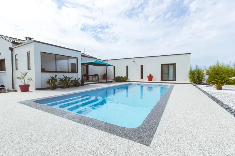 Bermude : piscine moderne et fonctionnelle pour un espace extérieur raffiné - Mcr Piscines et Spas, Vestric et Candiac