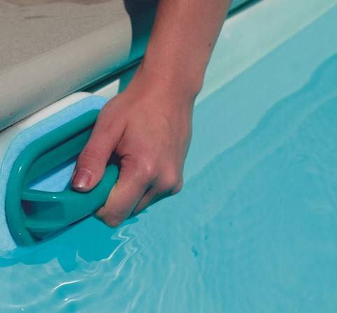 Nettoyage ligne d'eau - Mcr Piscines et Spas Vestric et Candiac