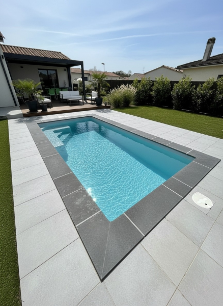 GENTAU : piscine coque polyester avec volet immergé, l’équilibre parfait entre design et fonctionnalité.