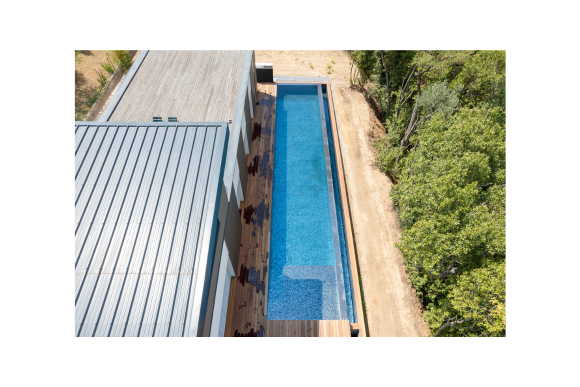 Piscine sur mesure avec plage détente et terrasse bois à Caissargues