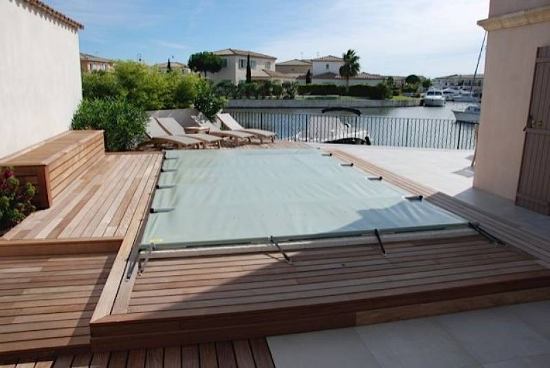 Bâche à barres pour piscine : sécurité renforcée et facilité d'utilisation 