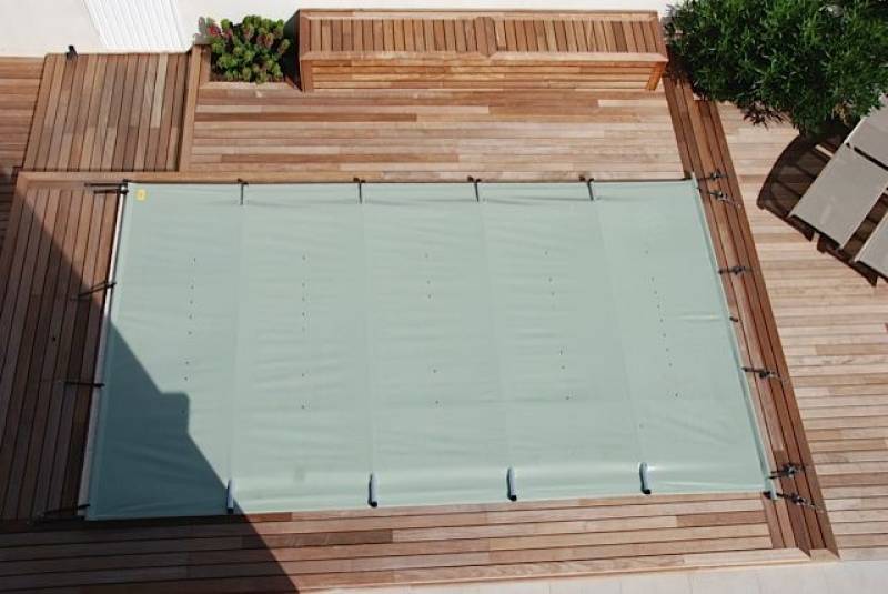 bâche à barres : l'option sécuritaire et durable pour votre piscine - Mcr Piscines et Spas à Nîmes