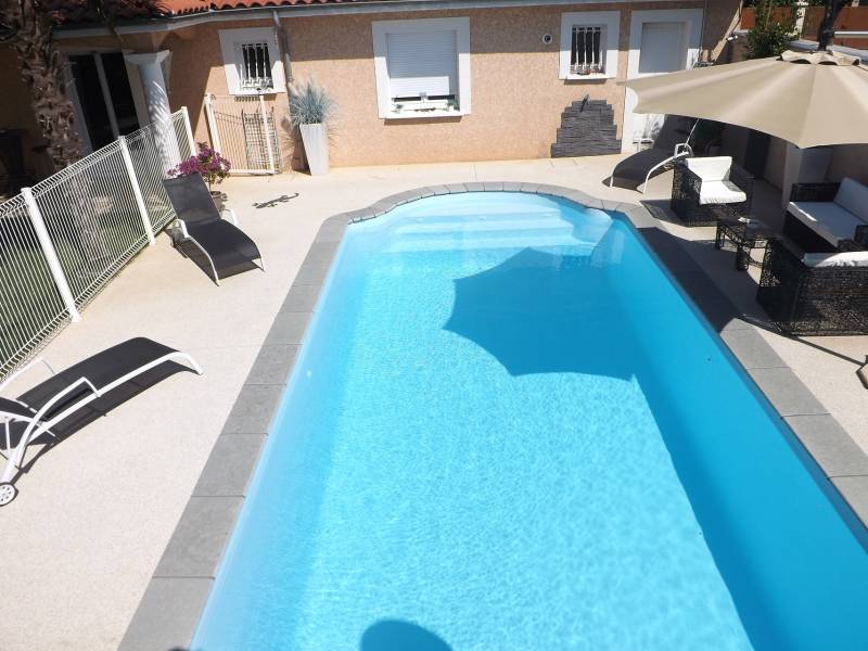 Piscine coque polyester modèle Crête à Nîmes – Élégance naturelle et confort avec escalier roman