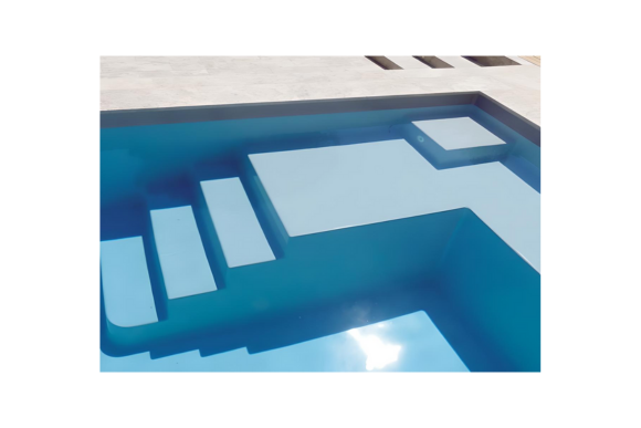 Piscine Coque Polyester Naussac : Design raffiné et espace généreux pour un jardin harmonieux. - MCR Piscines et Spas - Alès