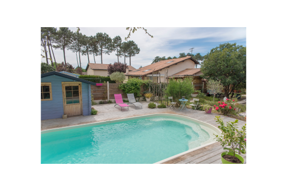 Piscine coque polyester modèle Honolulu à Vergèze – Confort et élégance avec pente composée intégrée