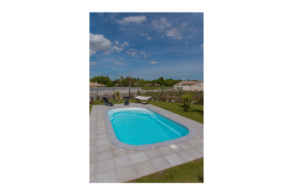 Piscine coque polyester modèle Honolulu à Nîmes – Confort et élégance avec pente composée intégrée