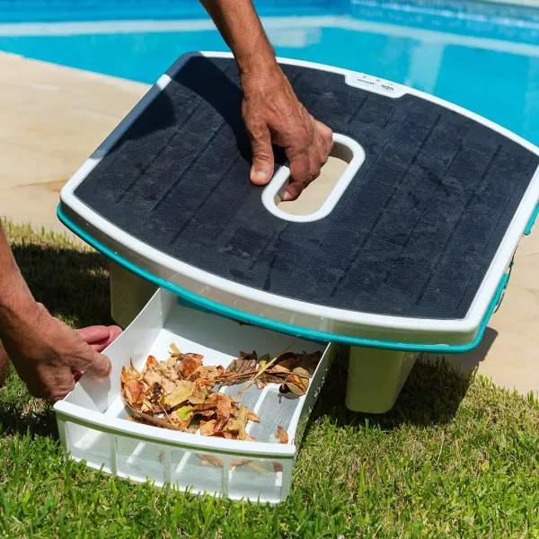 Skimmi capte feuilles et insectes avant qu’ils ne coulent