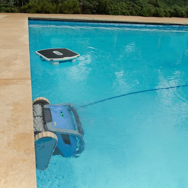 Robot de nettoyage de surface pour piscine enterrée ou hors-sol