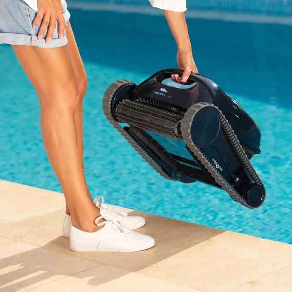 Nettoyage sans fil avec le robot Liberty Maytronics pour une piscine propre - Mcr Piscines et Spas, Gard