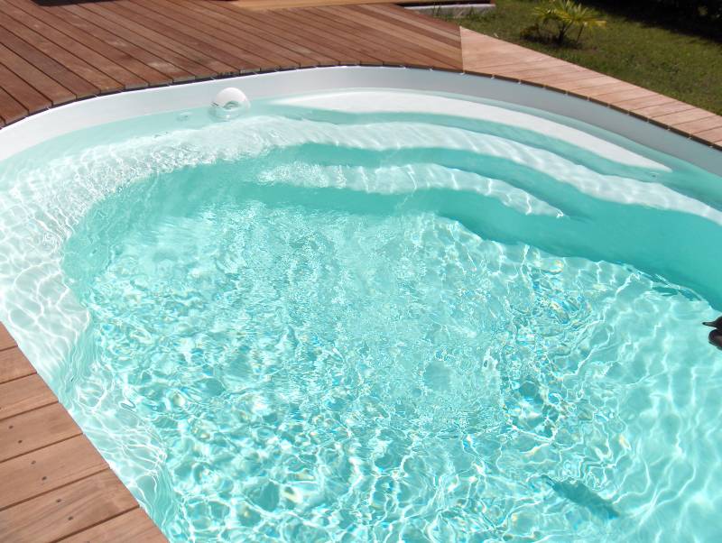 Piscine coque polyester modèle Maui à Lunel – Élégance et accessibilité avec fond incliné