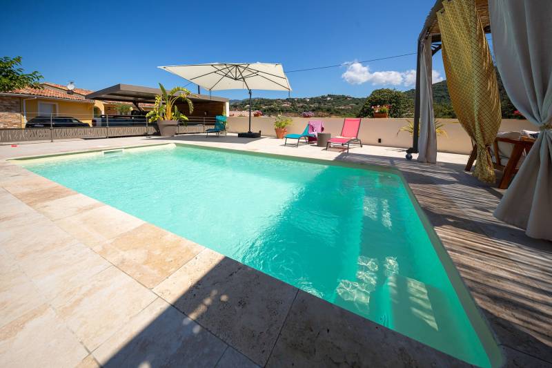 Piscine coque polyester modèle Jersey à Caissargues – Design fonctionnel avec banquette centrale et escaliers latéraux