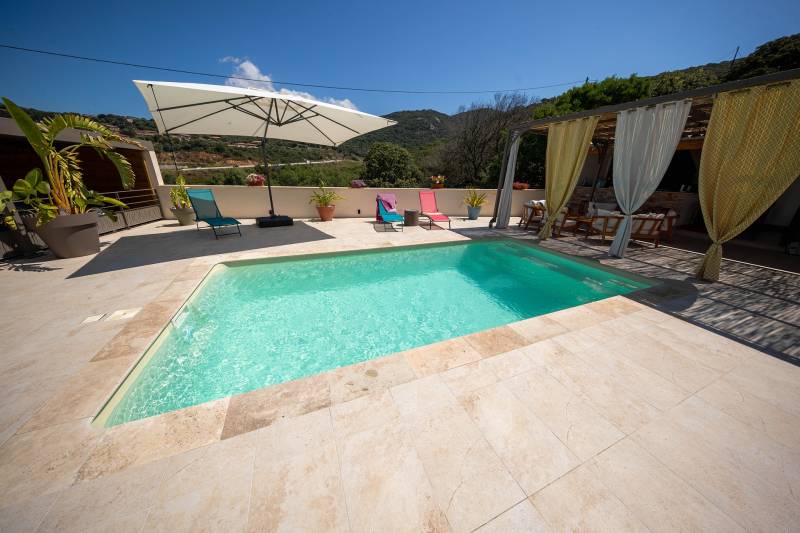 Piscine coque polyester modèle Jersey à Vestric et Candiac – Praticité et confort avec banquette centrale et escaliers latéraux