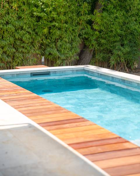 Piscine traditionnelle avec revêtement PVC armé imitation pierre de Bali et plage spacieuse - Mcr Piscines et Spas, Nîmes