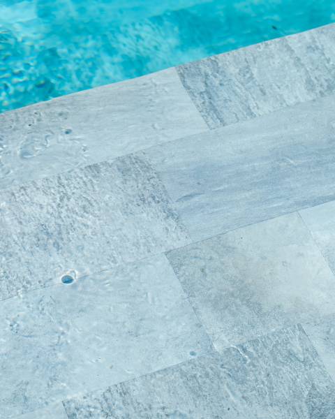 Piscine traditionnelle en PVC armé imitation pierre de Bali avec grande plage pour une expérience unique - Mcr Piscines et Spas, Vergèze