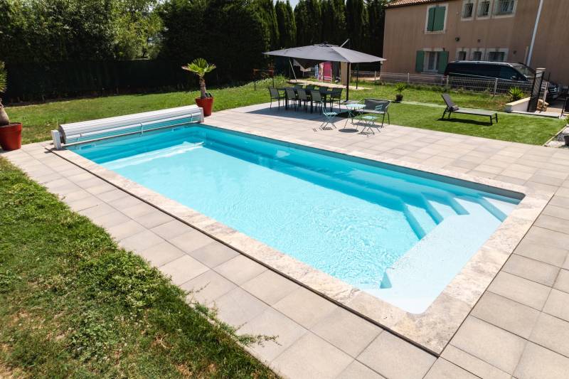 Installation piscine coque MANUA avec volet hors sol. - MCR Piscines et Spas - Nîmes