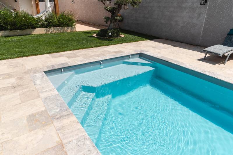 Piscine coque Motu avec volet immergé et escalier d'angle : design moderne et pratique - Mcr Piscines et Spas, Vestric et Candiac