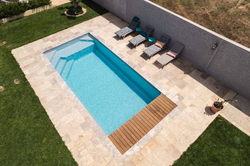 Piscine coque polyester Motu avec plage et volet immergé : élégance et fonctionnalité pour votre jardin - Mcr Piscines et Spas, Nîmes