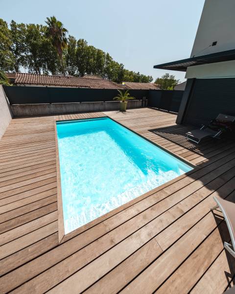 Piscine traditionnelle avec couverture automatique immergée : sécurité et design pour votre jardin - Mcr Piscines et Spas, Nîmes