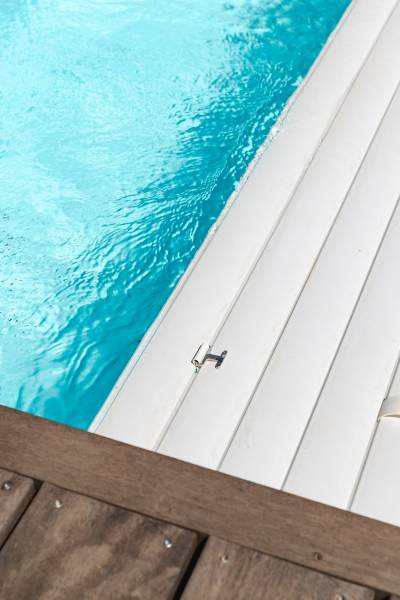 Roussillon : volet automatique immergé, la solution esthétique et sécuritaire pour votre piscine - Mcr Piscines et Spas, Vestric et Candiac