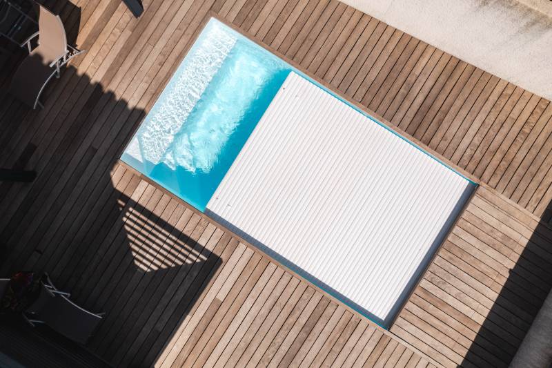 Piscine traditionnelle avec couverture automatique immergée : élégance et sécurité - Mcr Piscines et Spas, Caissargues