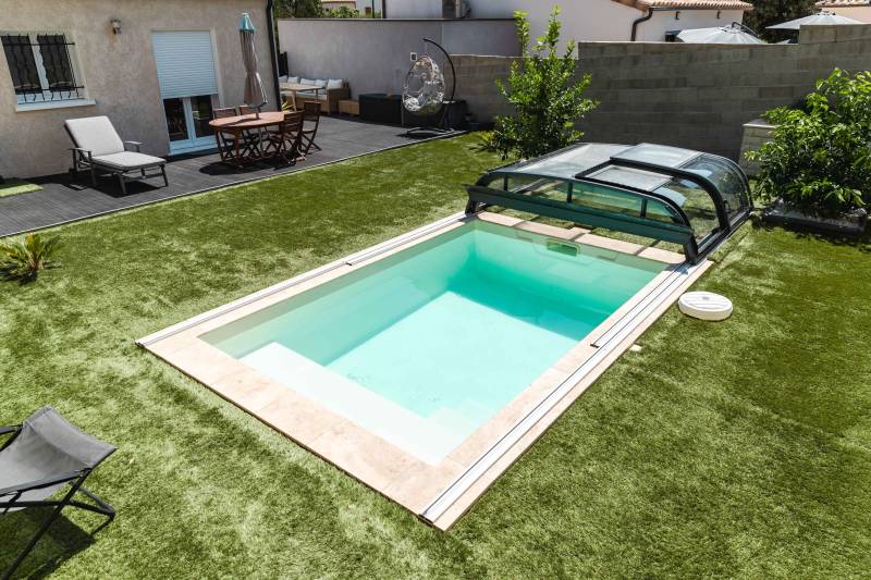 Livraison piscine coque FIDJI à Poulx, couleur Ivoire avec abris. - MCR Piscines et Spas - Gard