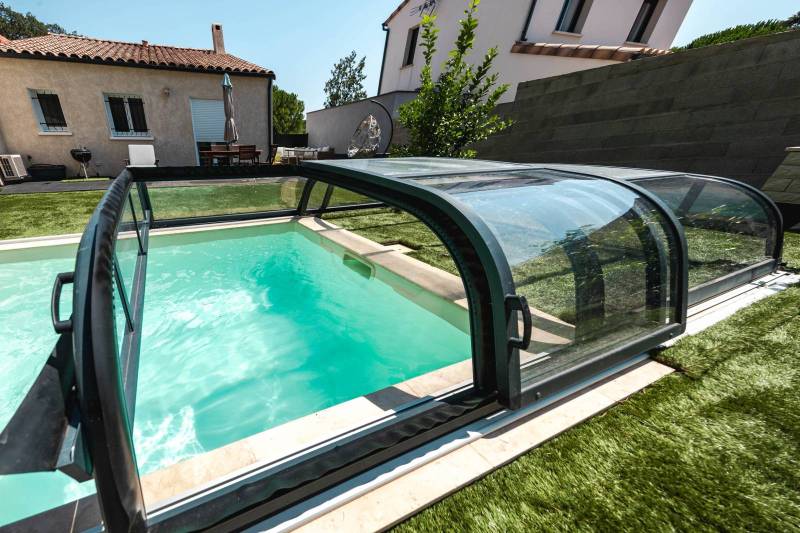 Abris bas de piscine : discrétion et protection assurées - Mcr piscines et Spas