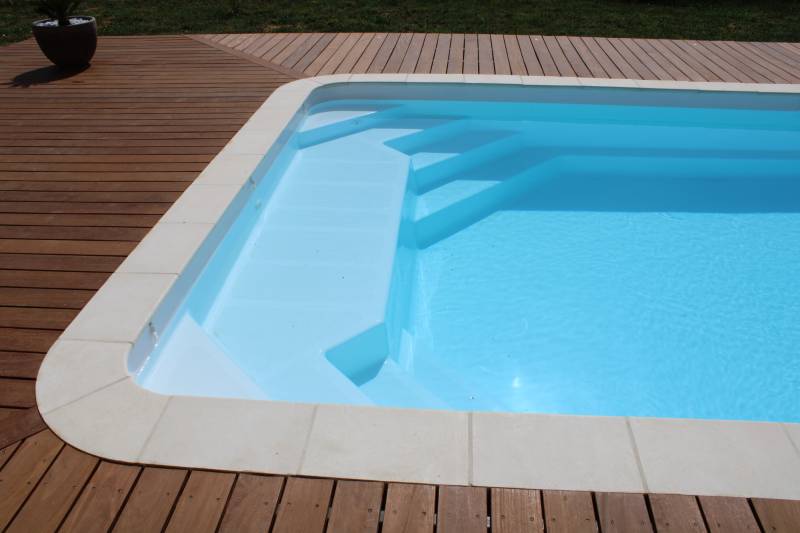 Piscine coque polyester Manaé avec couverture automatique intégrée : design et fonctionnalité - Mcr Piscines et Spas, Nîmes