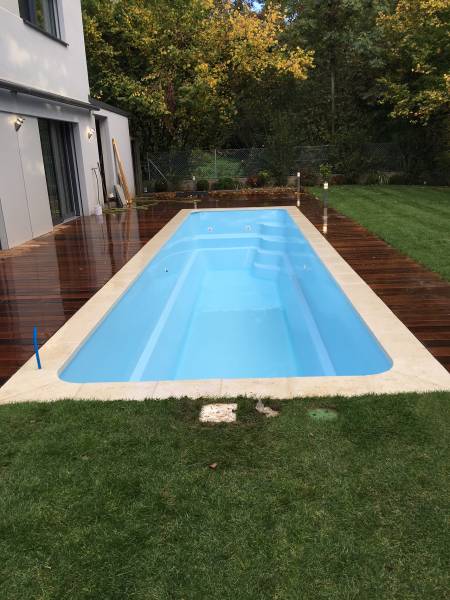 Piscine coque polyester modèle Couloir de nage à Vergèze – Idéale pour la détente et la longueur avec banquette intégrée