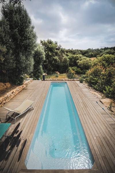 Piscine coque polyester modèle Couloir de nage à Lunel – Longueur et relaxation avec banquette pour plus de confort