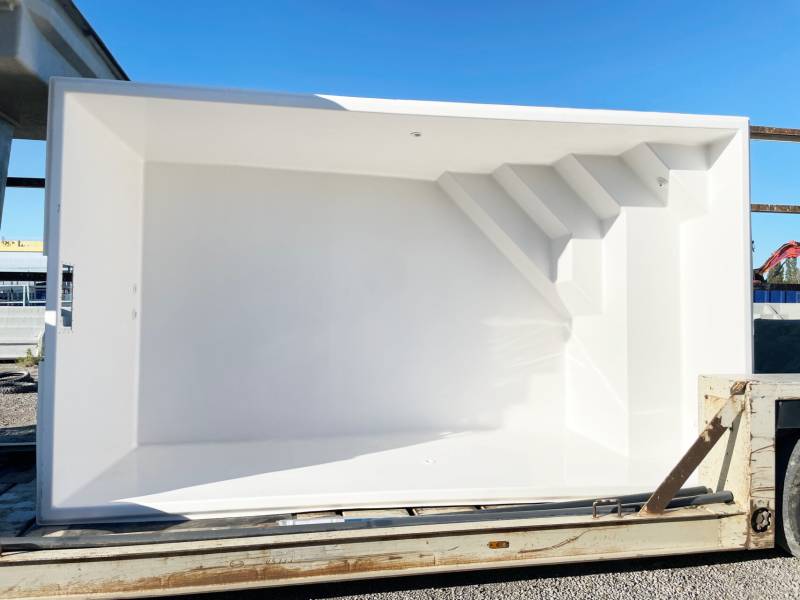 Piscine coque polyester modèle Tanna à Vergèze – Compacte et élégante avec banquette et escaliers d'angle