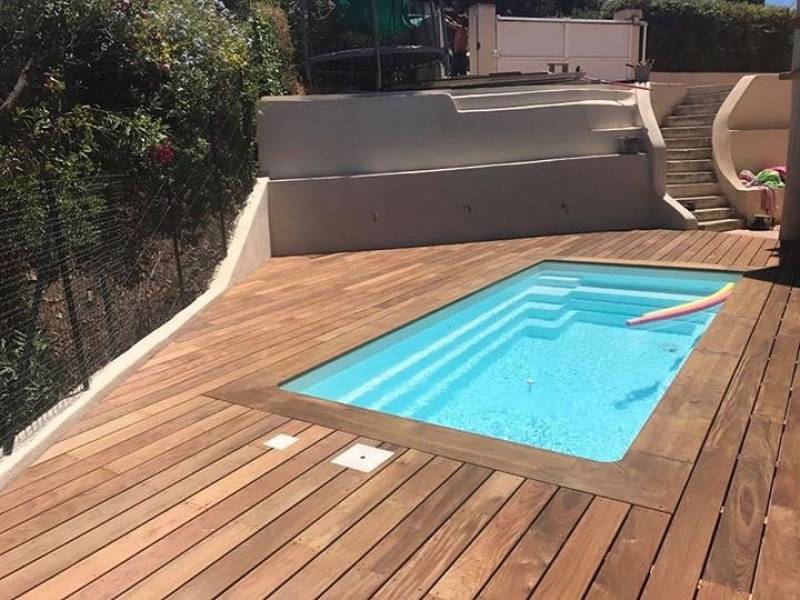 Mini piscine coque polyester dans le Gard avec banquette – Une solution compacte pour un confort optimal