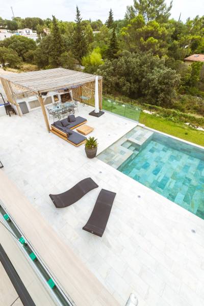 Piscine traditionnelle avec débordement et carrelage de Bali pour une touche de sophistication - Mcr Piscines et Spas, Gard