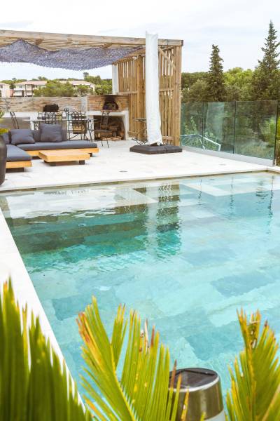 Piscine traditionnelle avec débordement et revêtement en carrelage de Bali : design et performance - Mcr Piscines et Spas, Nîmes