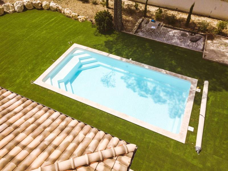 Piscine coque polyester modèle Maiao – Détente et accessibilité avec petite banquette et double escalier