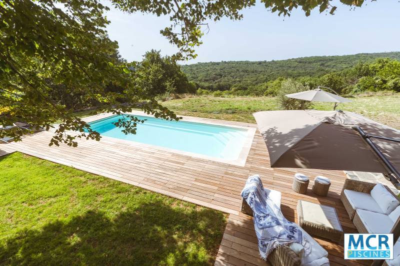 Piscine coque polyester modèle Rangiroa dans le Gard – Élégance et confort avec plagette et volet immergé pour un design complet