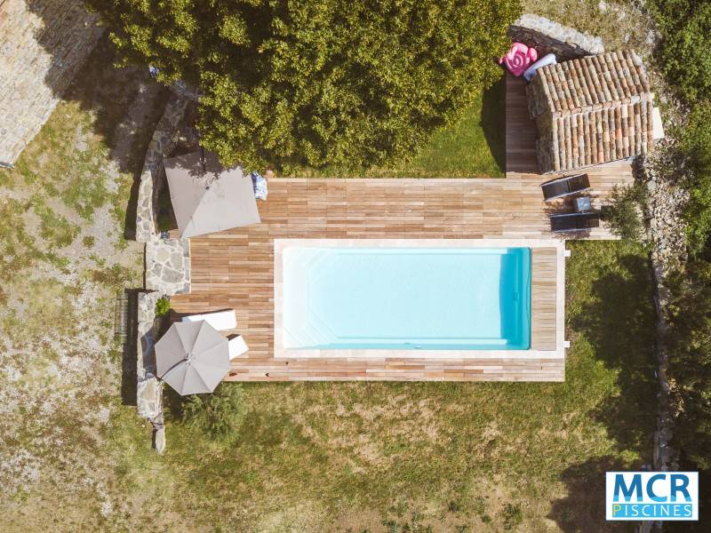 Piscine coque polyester modèle Rangiroa à Caissargues – Élégance et praticité avec plagette et volet immergé