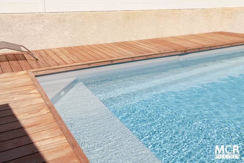 Livraison et installation piscine coque MOANA à Générac, couverture immergée. - MCR Piscines et Spas - Gard