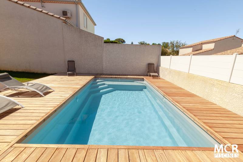 Installation piscine coque MOANA à Générac, couverture immergée incluse. - MCR Piscines et Spas - Caissargues