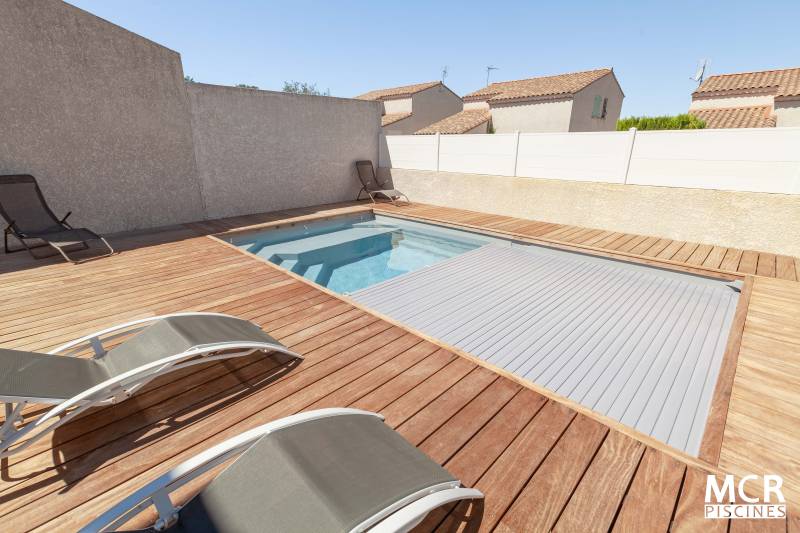 Livraison et installation d'une piscine coque modèle MOANA à  Générac près de Vauvert dans le Gard avec couverture immergée