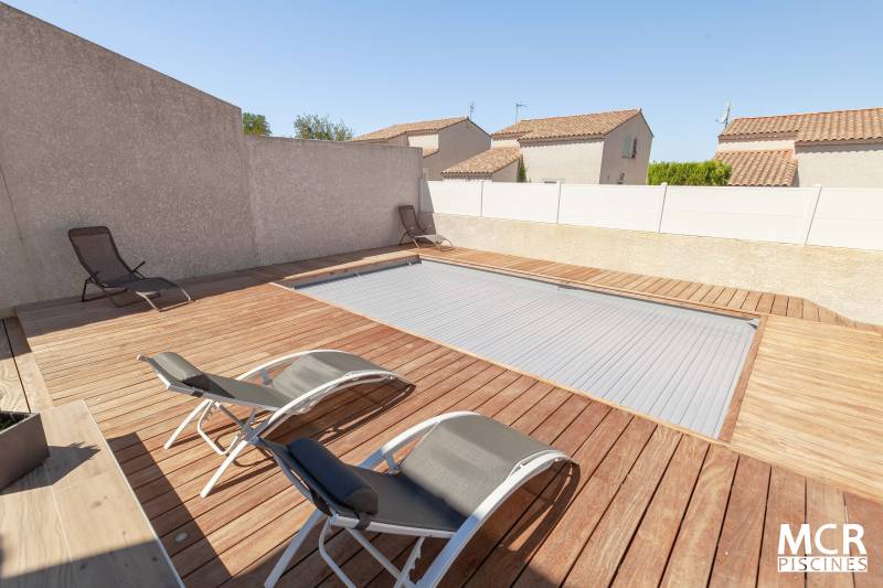 Livraison et installation d'une piscine coque modèle MOANA à  Générac près de Vauvert dans le Gard avec couverture immergée