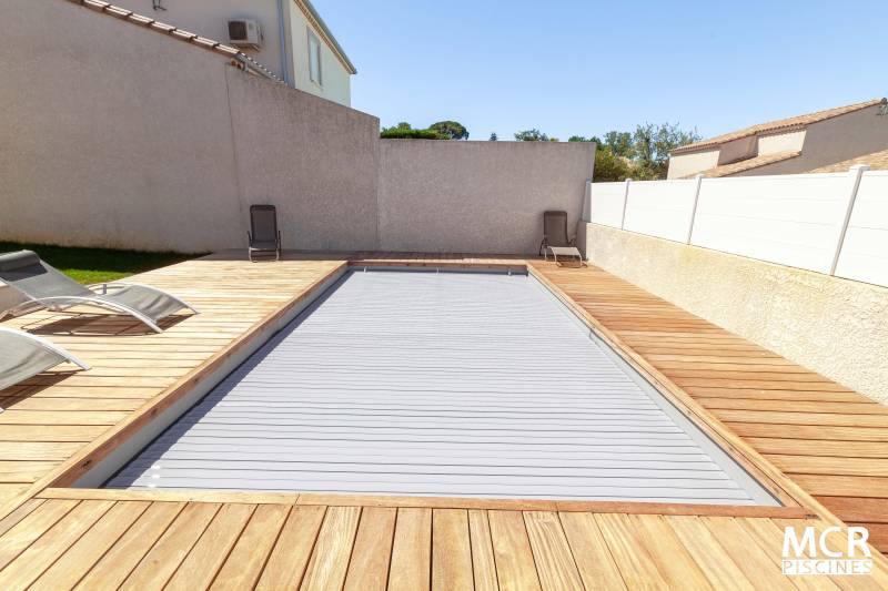 Livraison et installation d'une piscine coque modèle MOANA à  Générac près de Vauvert dans le Gard avec couverture immergée