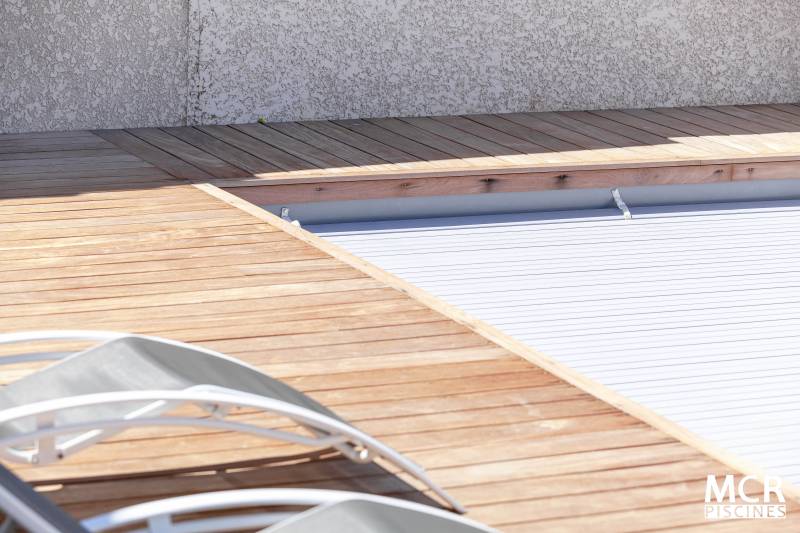 Livraison et installation d'une piscine coque modèle MOANA à  Générac près de Vauvert dans le Gard avec couverture immergée