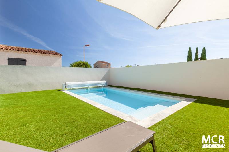 Livraison piscine coque PHILIPPINES à Bernis, volet immergé hors sol. - MCR Piscines et Spas - Gard