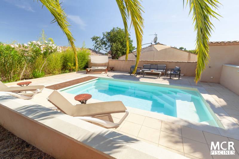 Livraison et installation piscine coque FUTUNA à St Hilaire d'Ozilhan, couleur beige. - MCR Piscines et Spas - Gard