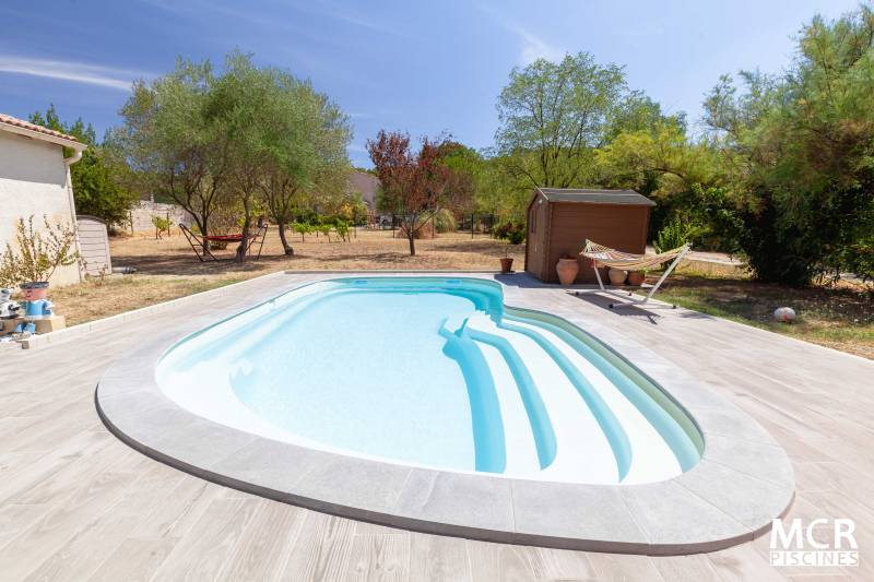 Uvéa : une piscine moderne et durable pour un extérieur raffiné - Mcr Piscines et Spas, Vestric et Candiac