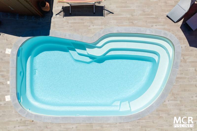 Piscine Uvéa : design élégant et confort pour transformer votre jardin - Mcr Piscines et Spas, Caissargues