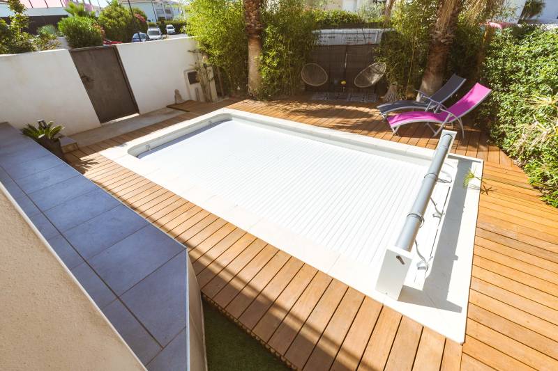 Piscine coque polyester modèle Minorque – Simplicité et fonctionnalité avec escaliers d’angle