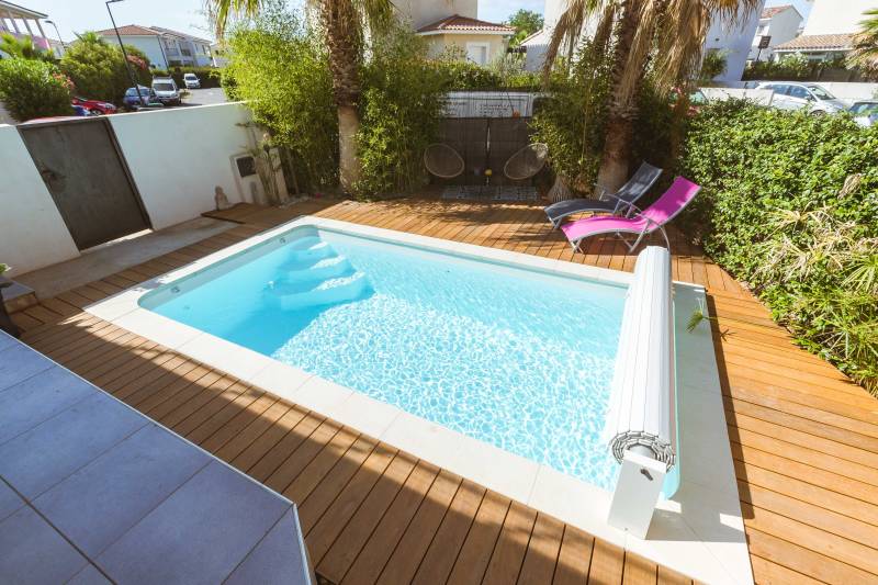 Piscine coque polyester modèle Minorque – Simplicité et fonctionnalité avec escaliers d’angle