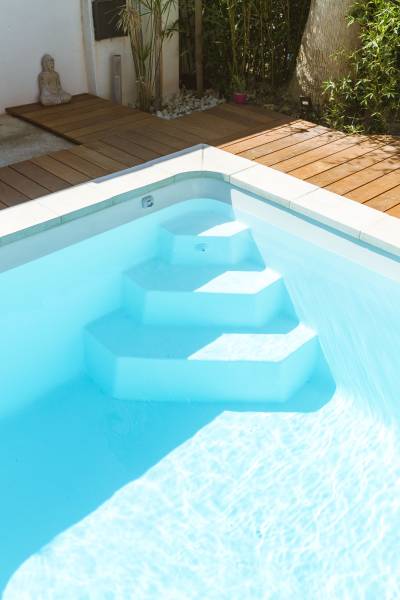 Piscine coque polyester modèle Minorque – Simplicité et fonctionnalité avec escaliers d’angle