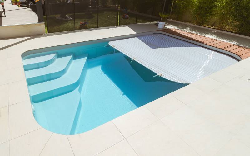 Piscine coque polyester Vana rectangulaire avec angles arrondis et volet immergé pour un extérieur raffiné - Mcr Piscines et Spas, Caissargues